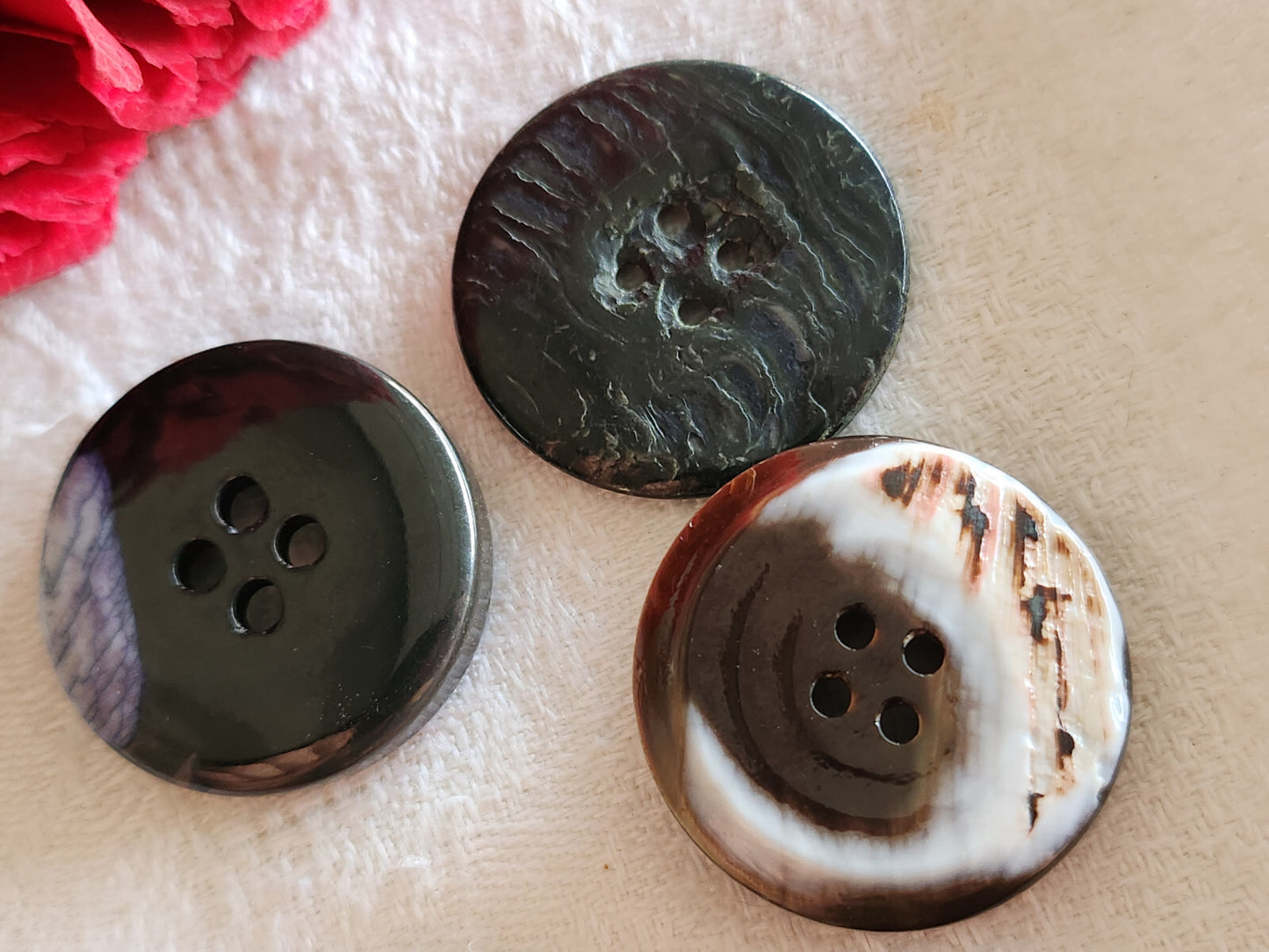 Trio gros boutons anciens en nacre à trou diamètre 2,6 / 2,7 cm G10N