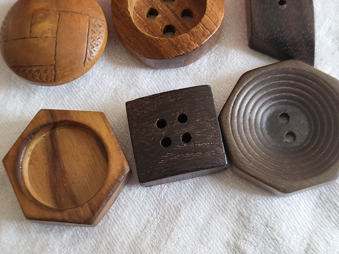 Panaché lot 6 boutons anciens en bois vintage collection 2 à 3 cm ref 1621