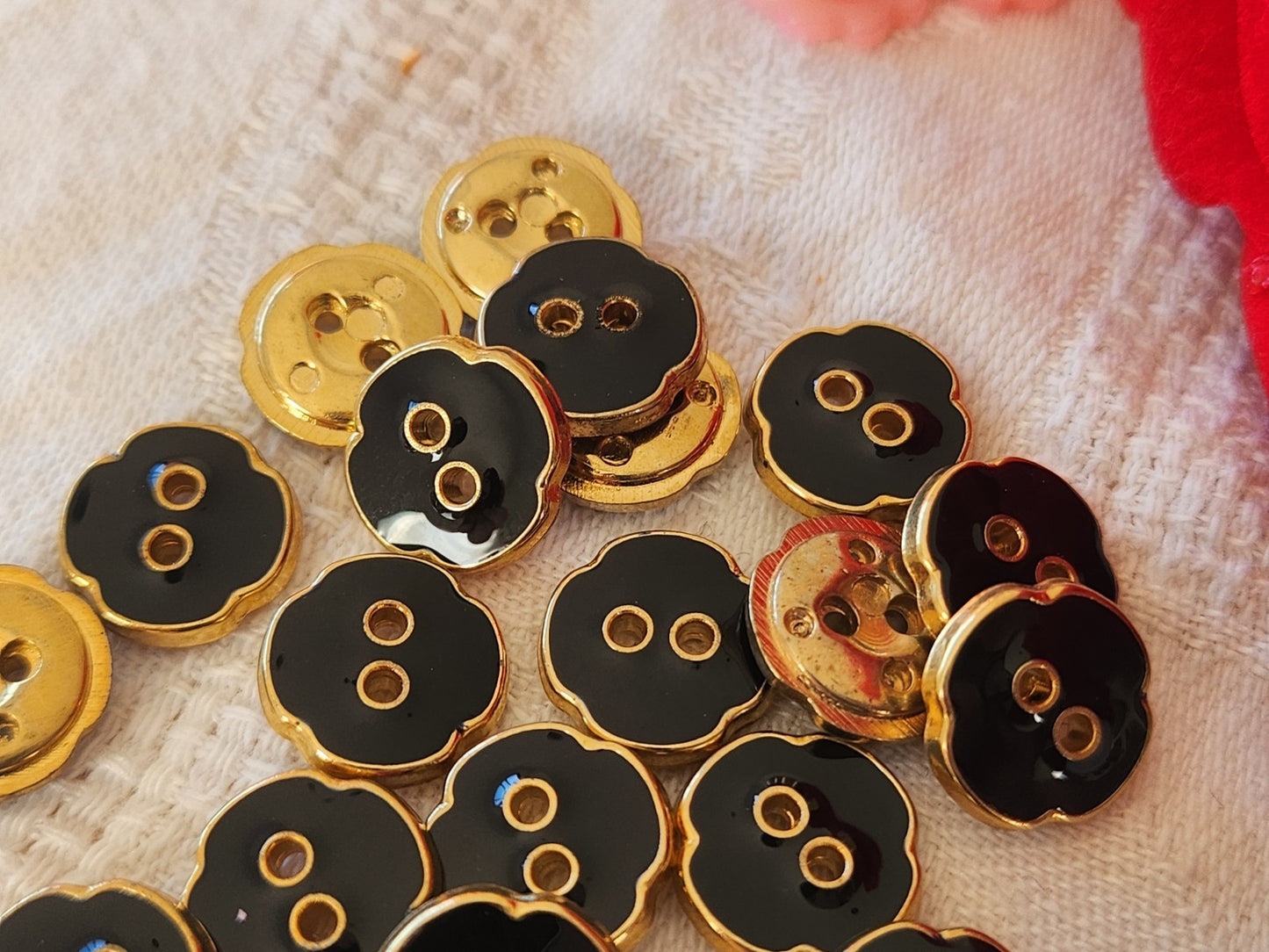 Lot 18 boutons vintage acrylique trous noir fleur 1,2 cm ref 6075
