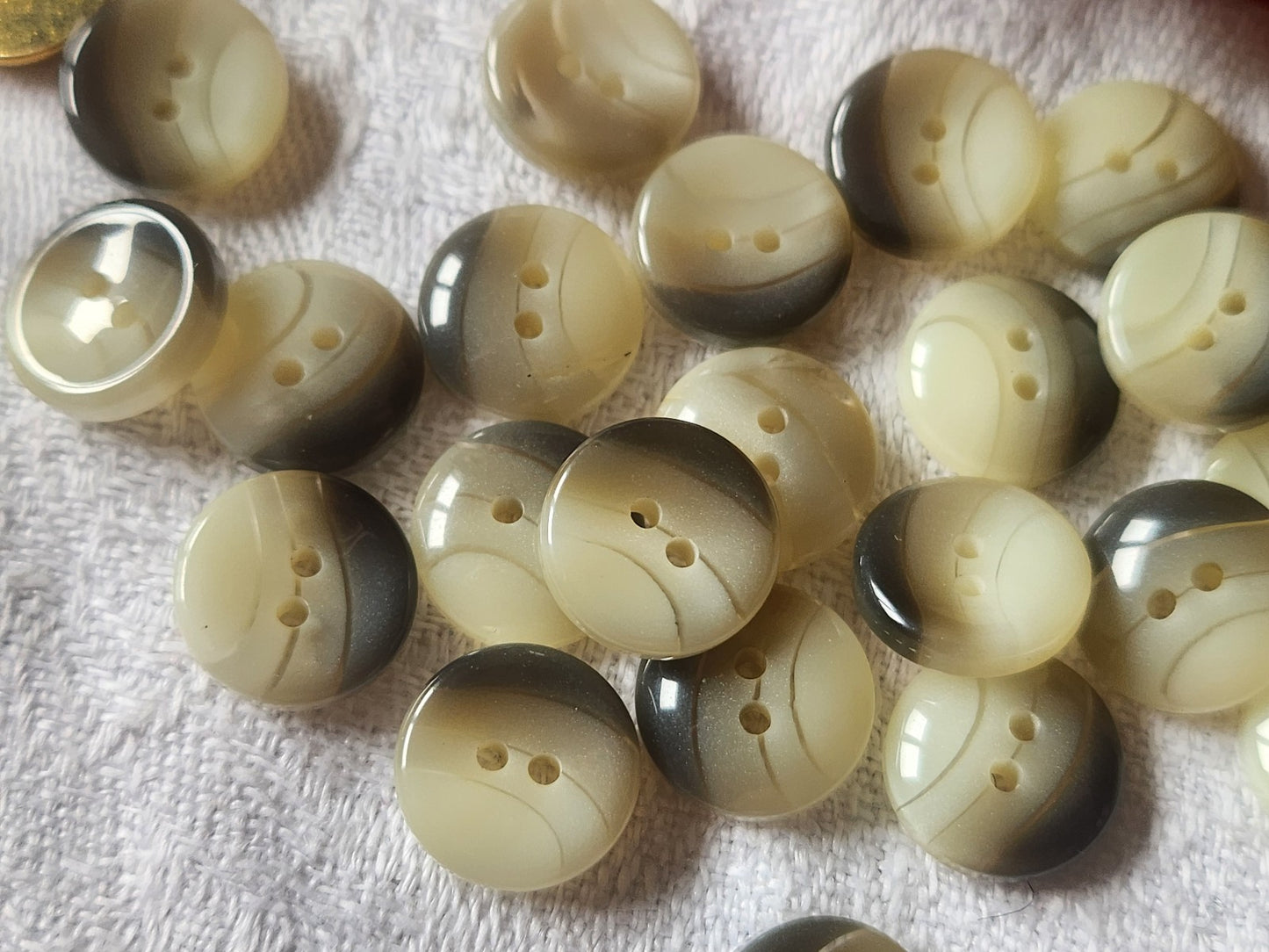Lot 23 petits boutons vintage camaïeugris marron veiné à trous 1,1 cm ref 2535