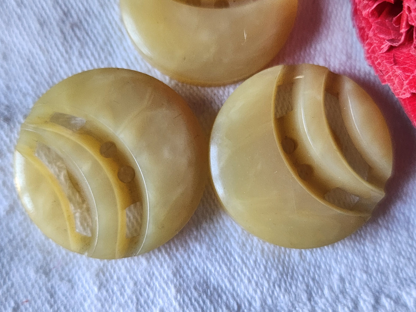 Trio boutons gros anciens beige ajourés travaillé 2,7 cm ref 4847