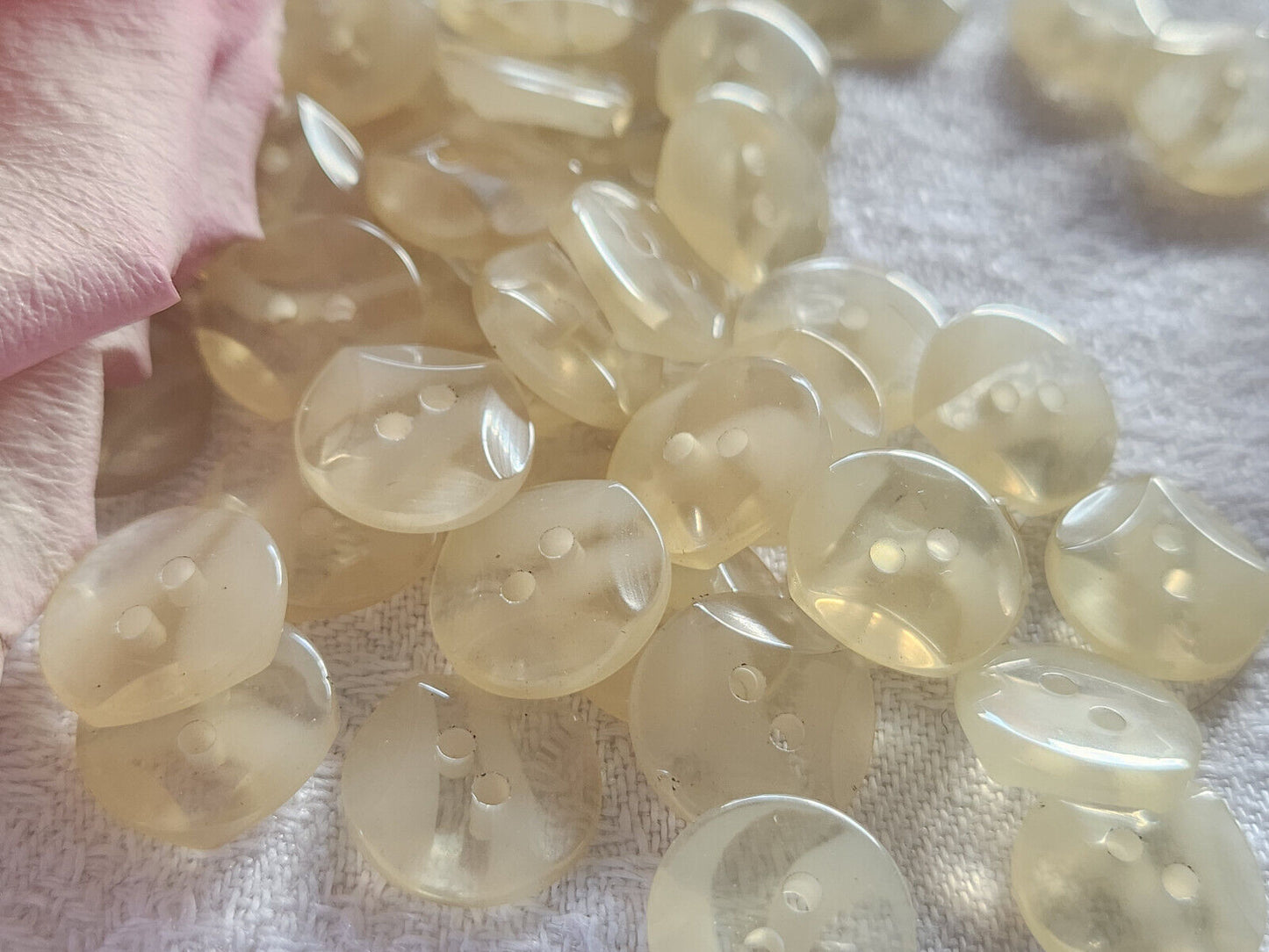 Lot 21 boutons vintage transparent trait laiteux trous petits 1,2 cm ref 0049