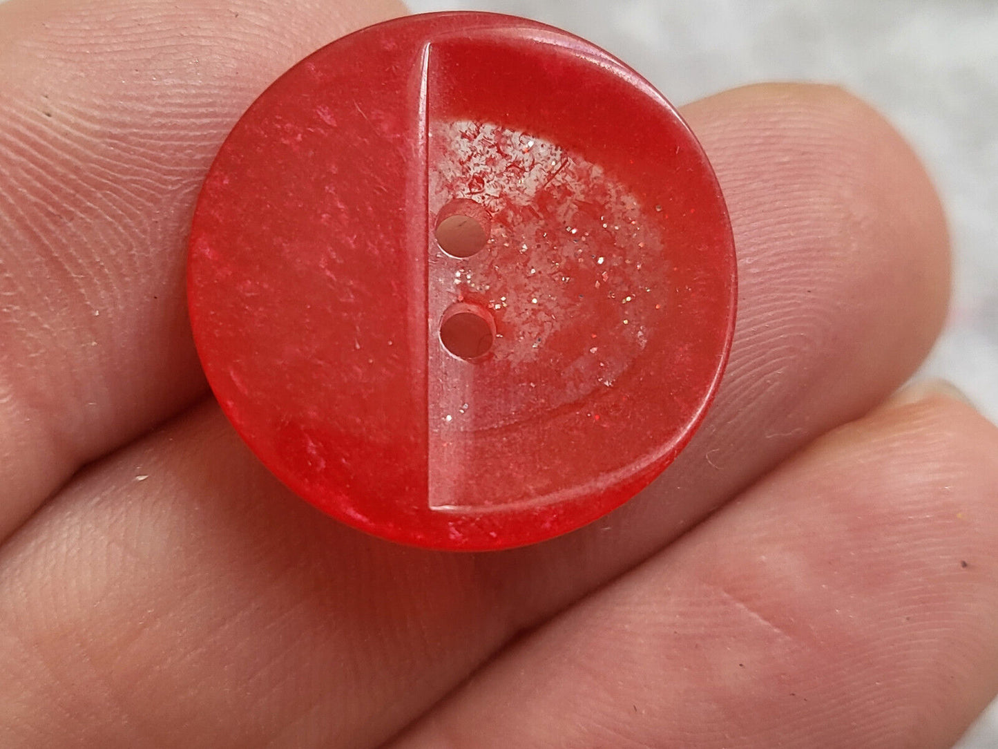 Lot 7 boutons vintage rouge transparent à paillette diamètre 2,2 cm ref 5512