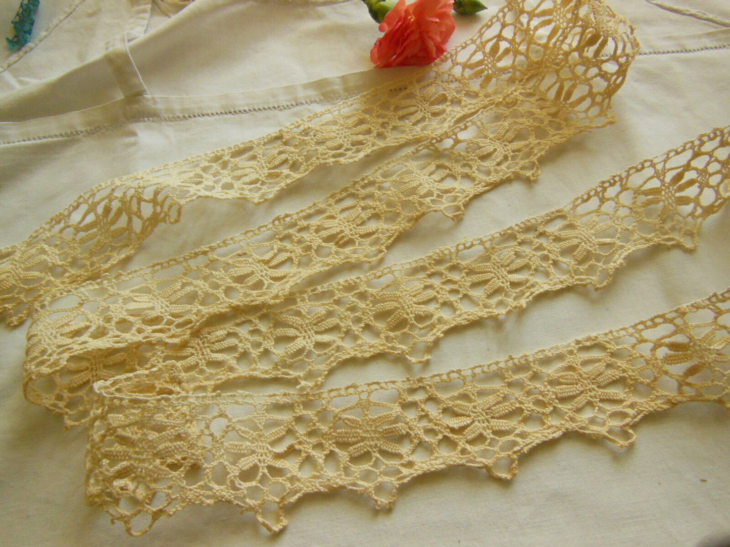 Dentelle large ancienne 1 mètre 40 sur 4 cm T3-34