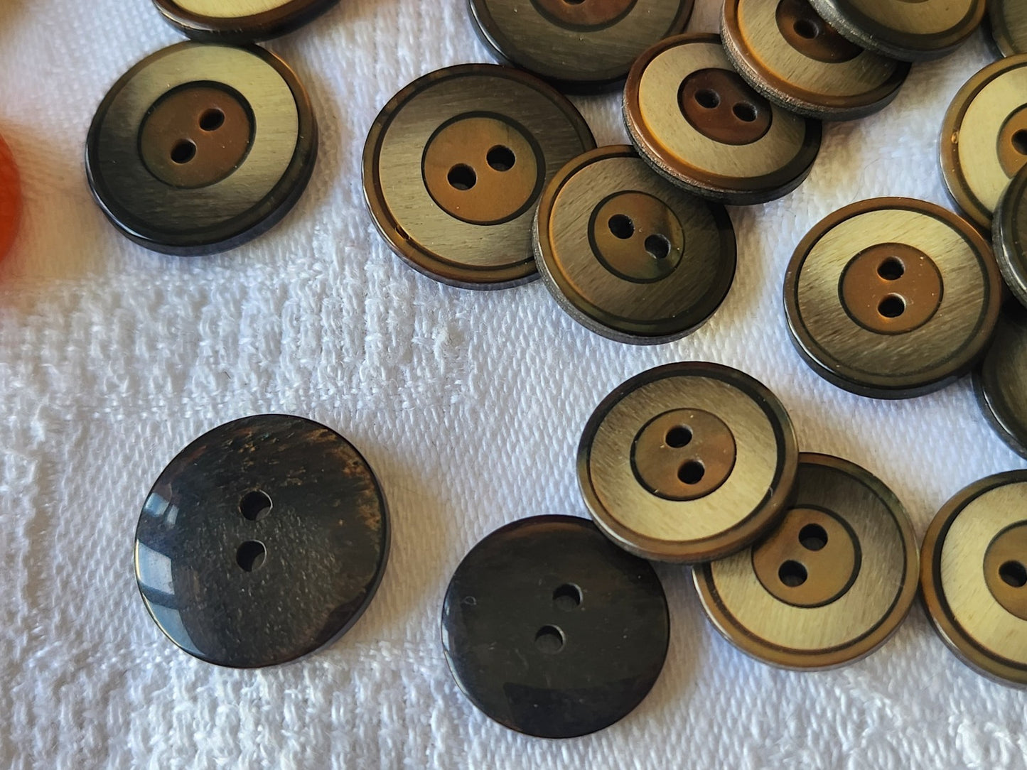 Lot 21 petits boutons vintage camaïeu marron 1,5 et 1,8 cm ref 5371
