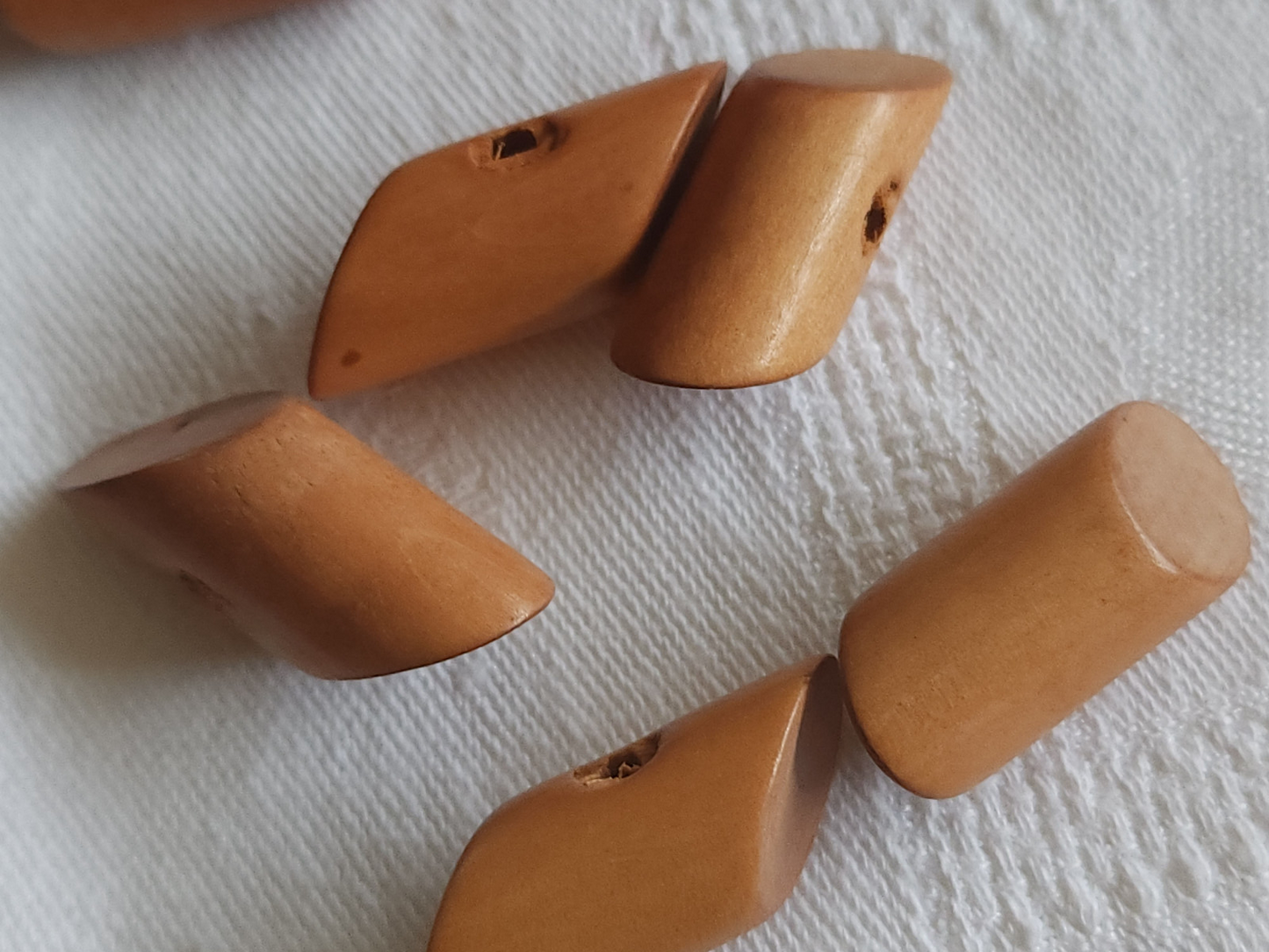 Lot 6 boutons anciens en bois biseauté au max 2,8 sur 1,1 cm ref 5283