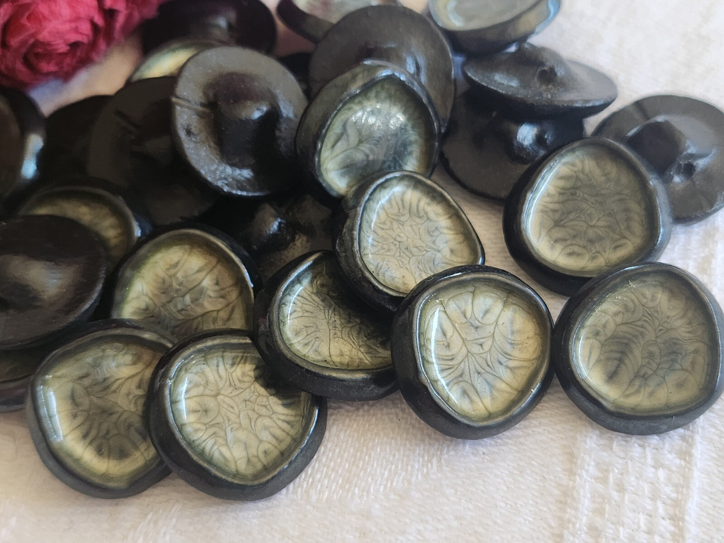 Lot 6 boutons vintage en resine vert nacré pied main 1,5 sur 1,7 cm ref 434