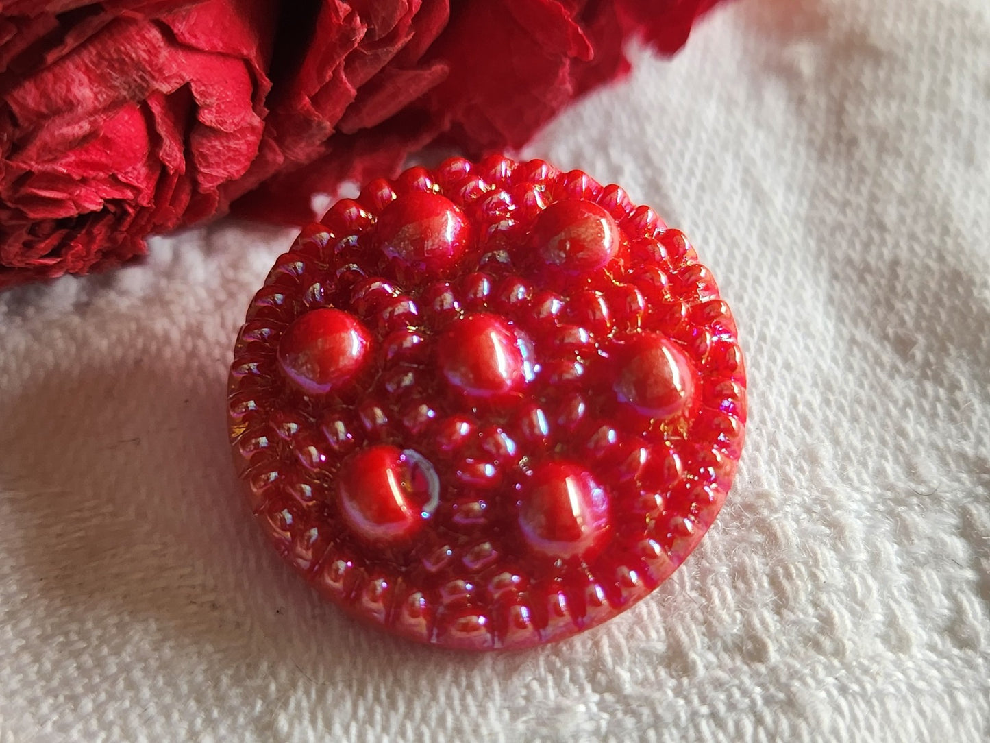 Bouton vintage en verre rouge mordoré irisé 2,2 cm G7R