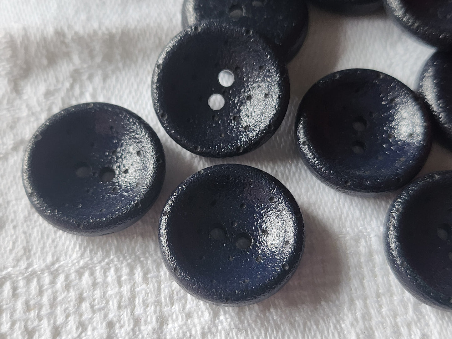 Lot 16 boutons vintage bleu trés foncé avec mini alveole trous 1,8 cm ref 4753