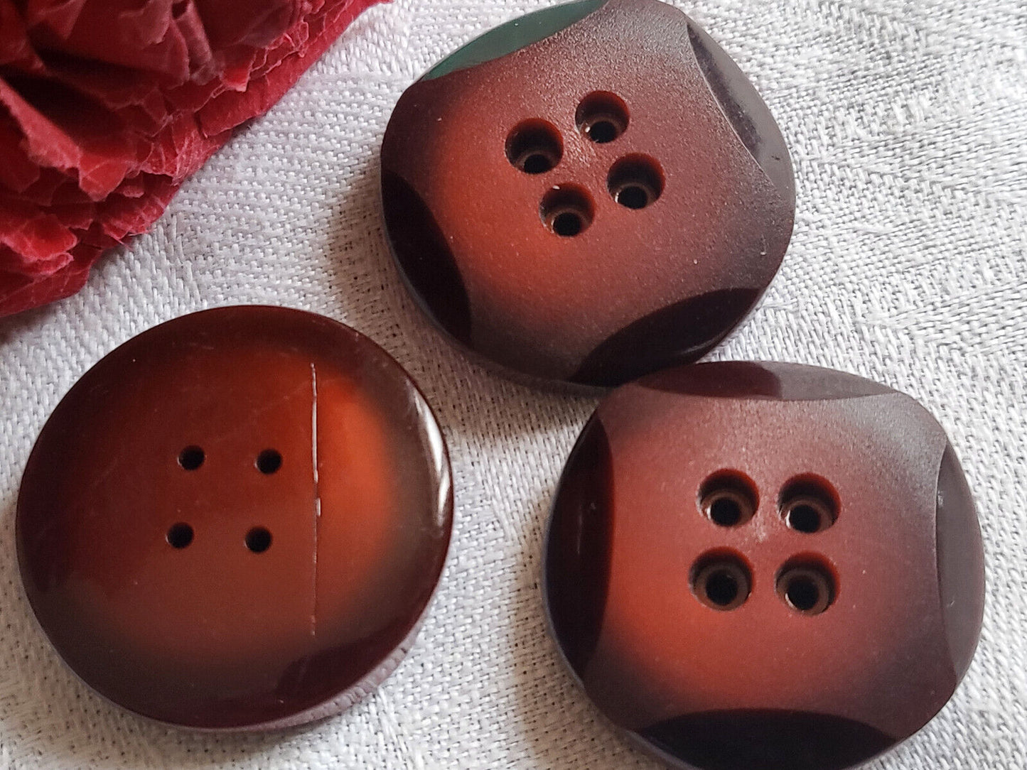 Trio gros boutons vintage marron travaillé à trous 2,7 cm ref 939
