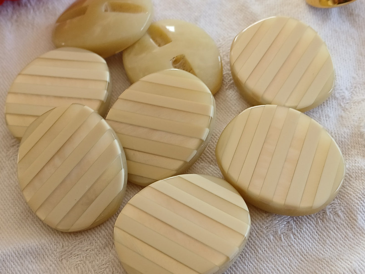 Lot 6 énormes boutons vintage crème nacré ovale 2,8 sur 3,4 cm ref 6473 **