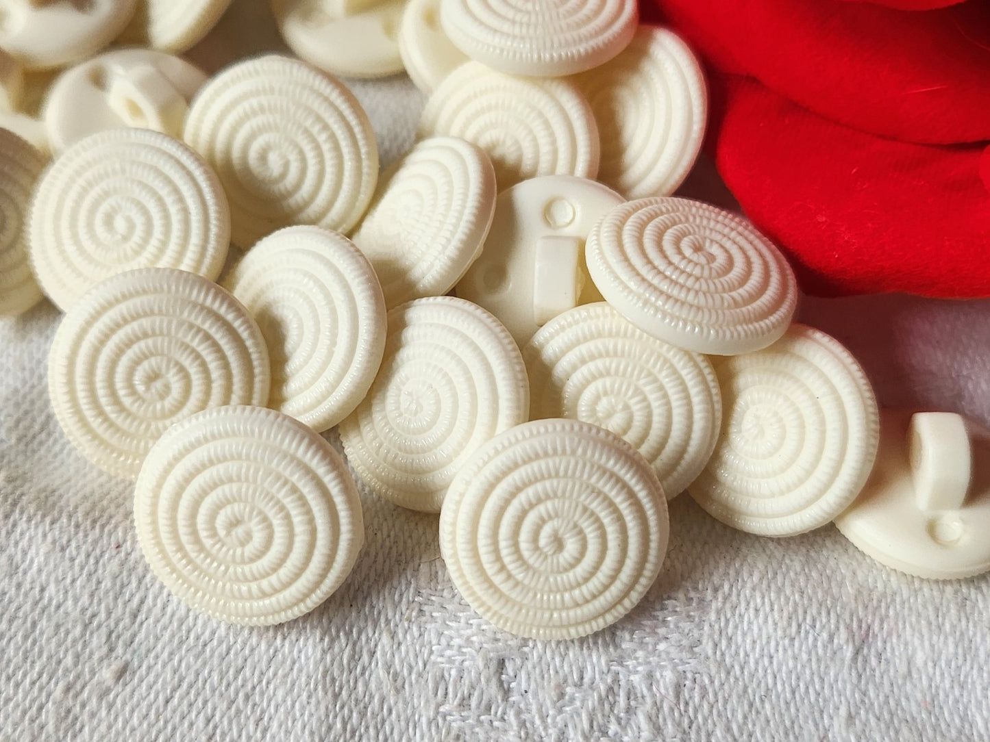 Lot 30 boutons blanc creme spirale fond d'atelier pied 1,6 cm ref 1636