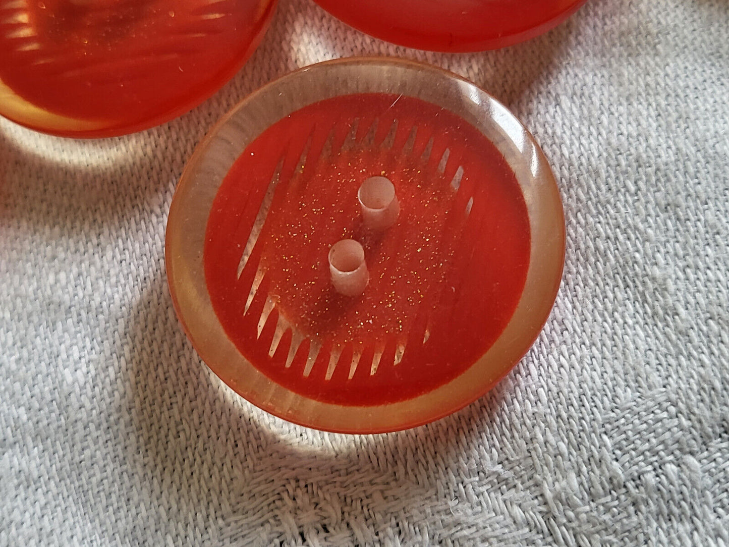 Lot 5 gros boutons vintage épais inclusion rouge doré à trous 2,8 cm ref 1387