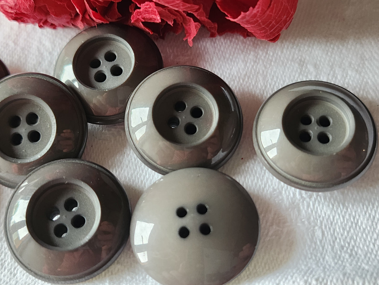 Lot 8 boutons vintage gris lumineux trous 2,2 cm ref 3431