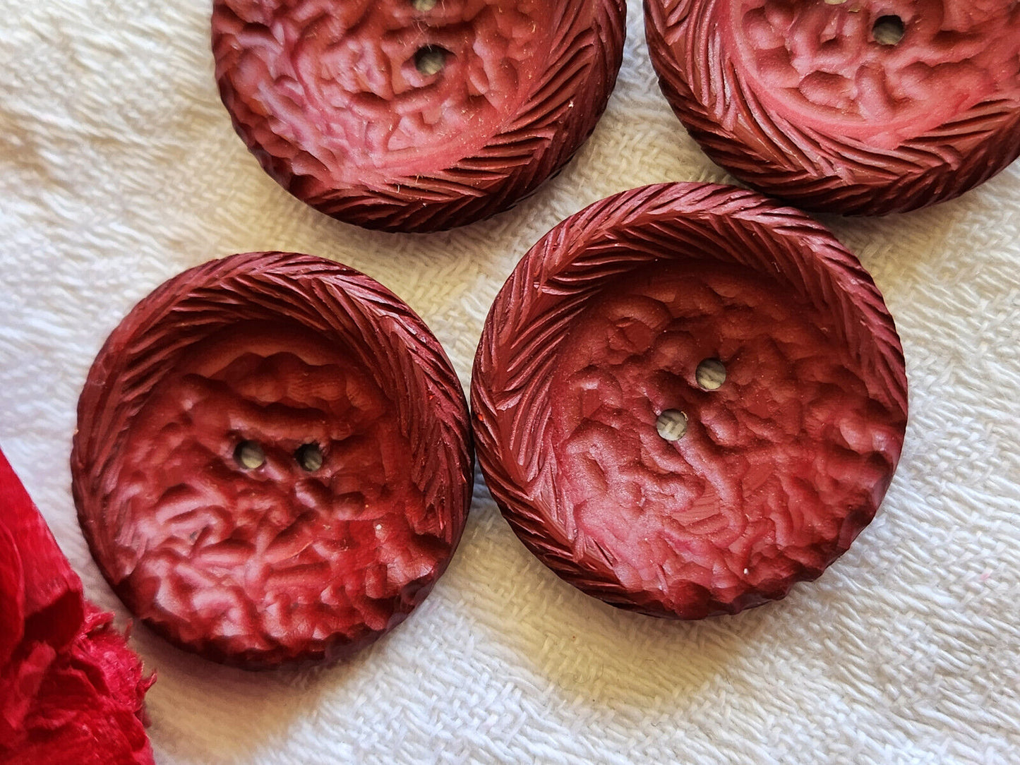 Lot 4 boutons vintage rouge mat à trou travaillé 2,5 cm ref 5656