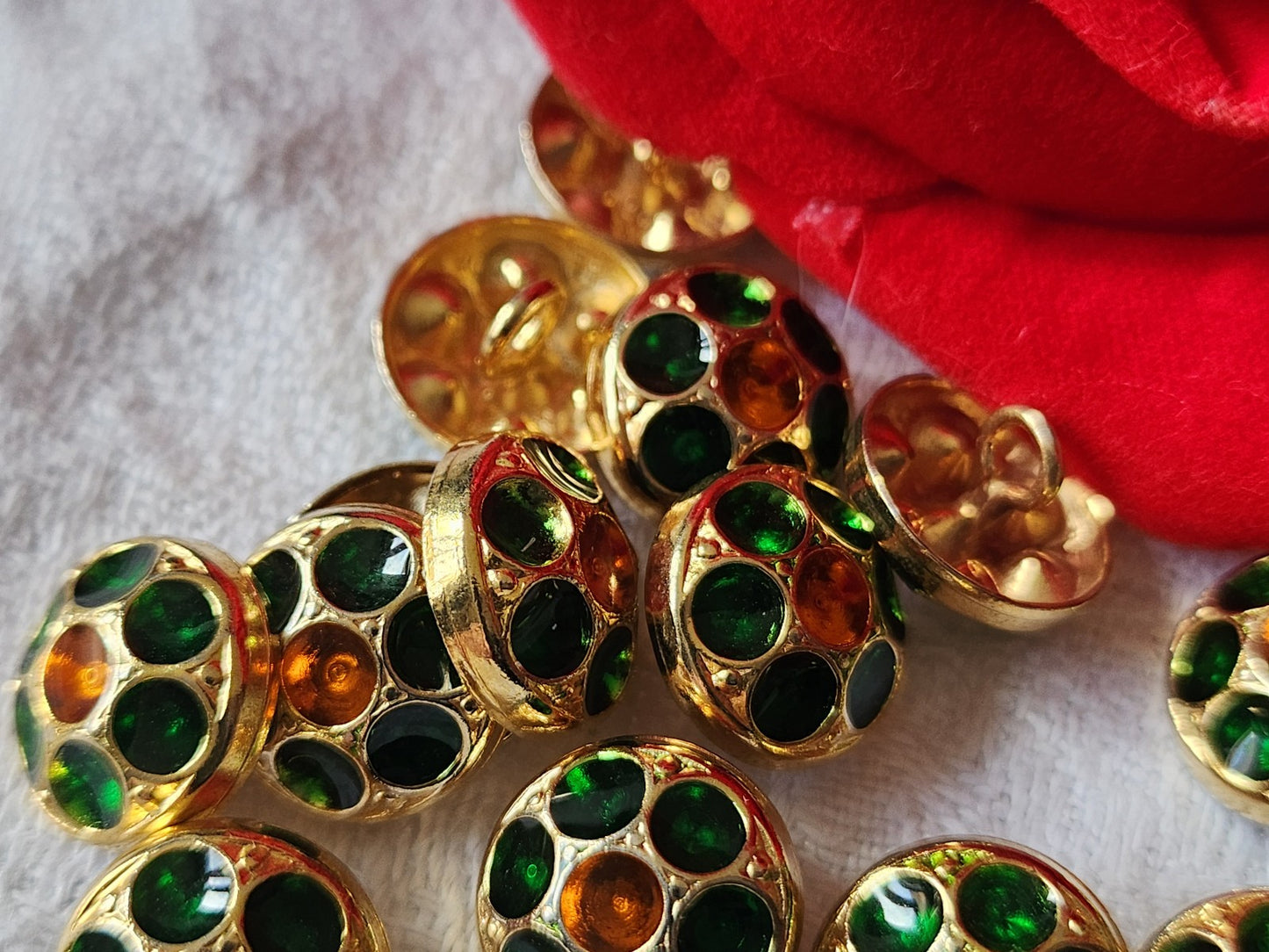 Lot 7 mini boutons vintage métal doré effet strass vert orange 1,1 cm ref 0098