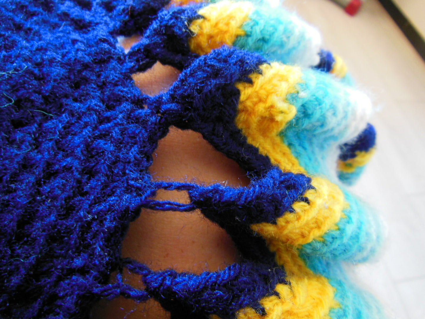 Pur vintage ancien napperon volumineux laine froufrou bleu jaune à terminer B6