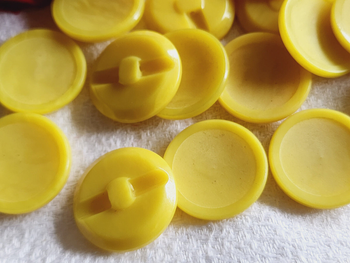 Lot 7 boutons vintage à pied jaune mat lumineux contraste 2,2 cm ref 1363