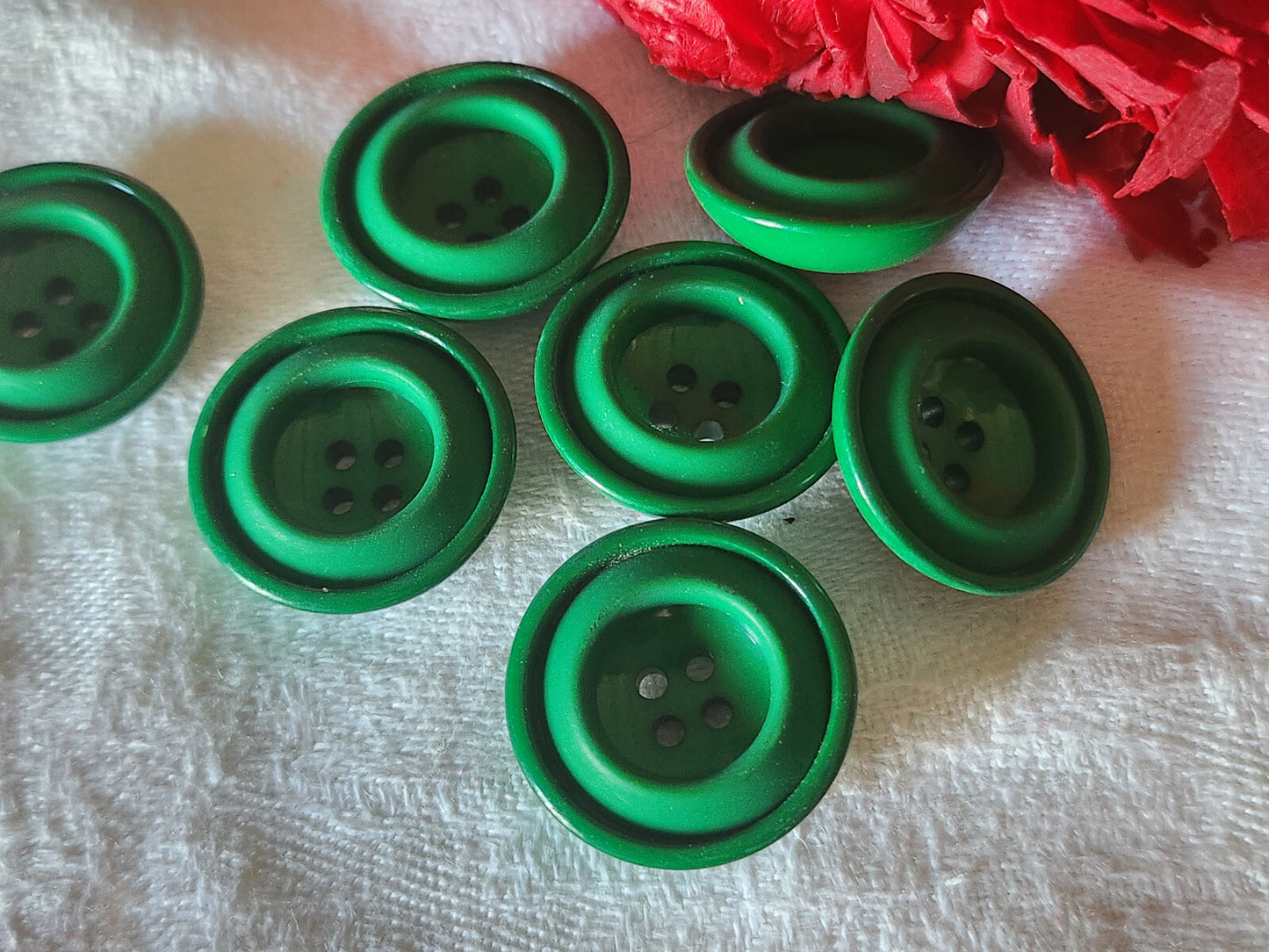 Lot 7 hauts boutons vintage vert à trous diamètre 2,2 cm ref 5174