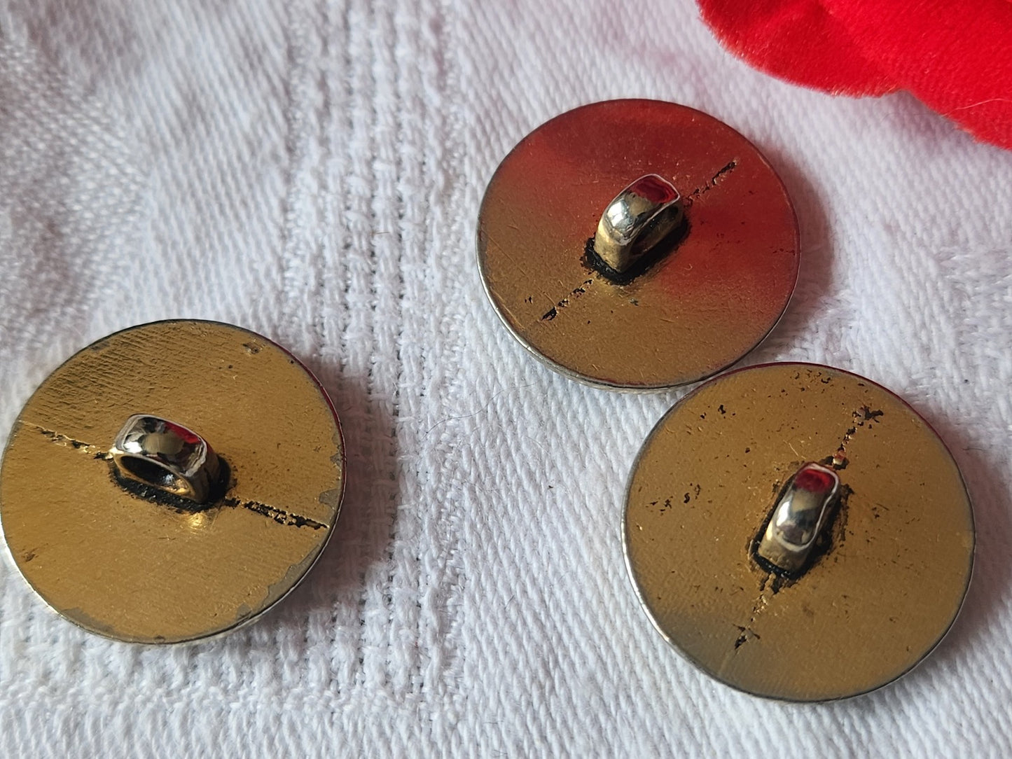 Trio boutons vintage en métal doré cheval à pied 2 cm G17P