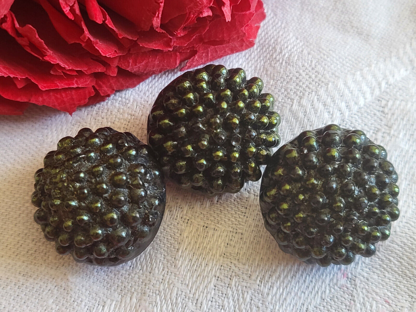 Trio boutons vintage en résine noir et vert à pied 2 cm ref 1931