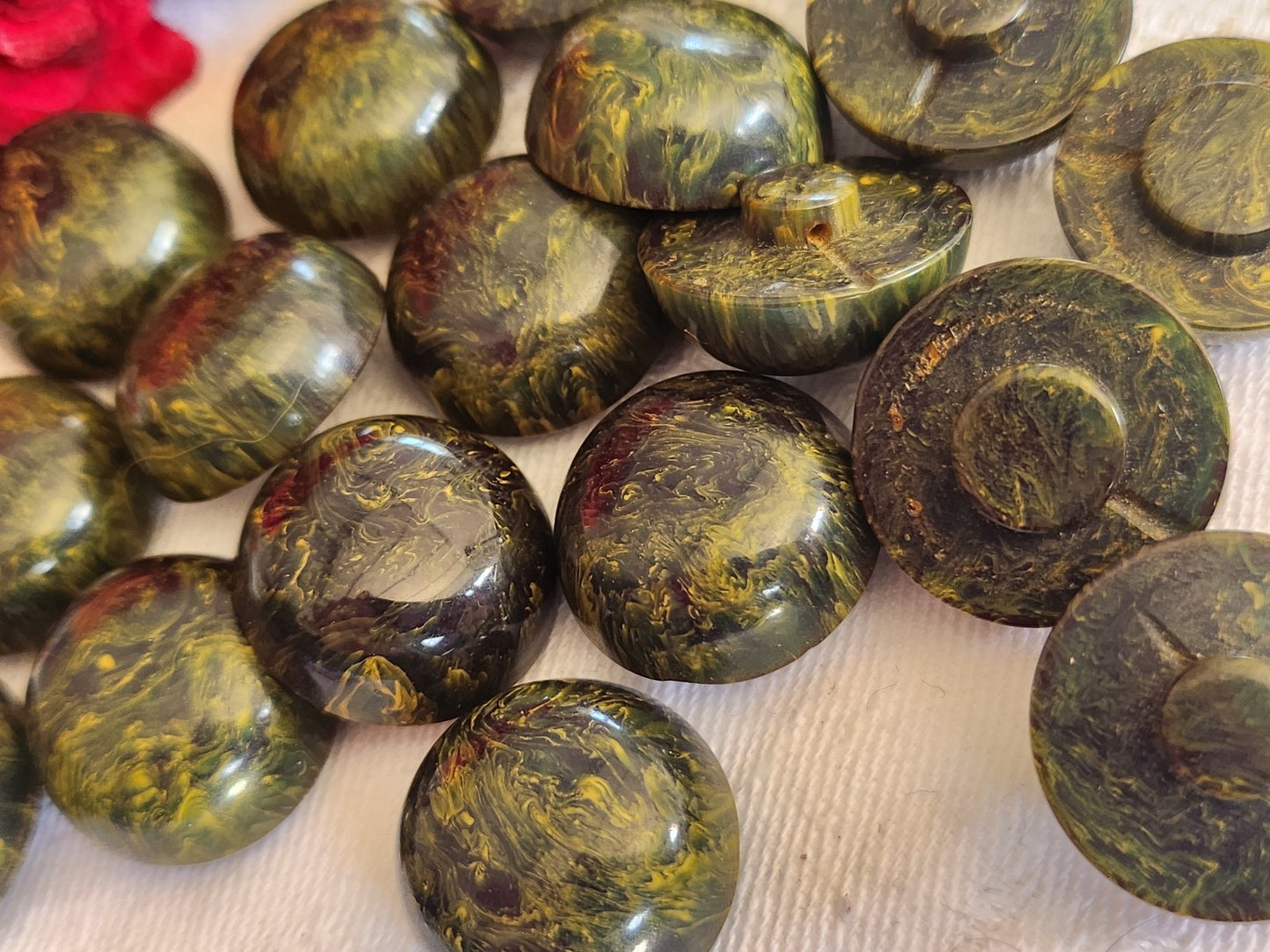 Lot 6 superbes boutons anciens vert jaspé jaune pied 1,9 cm ref 1735