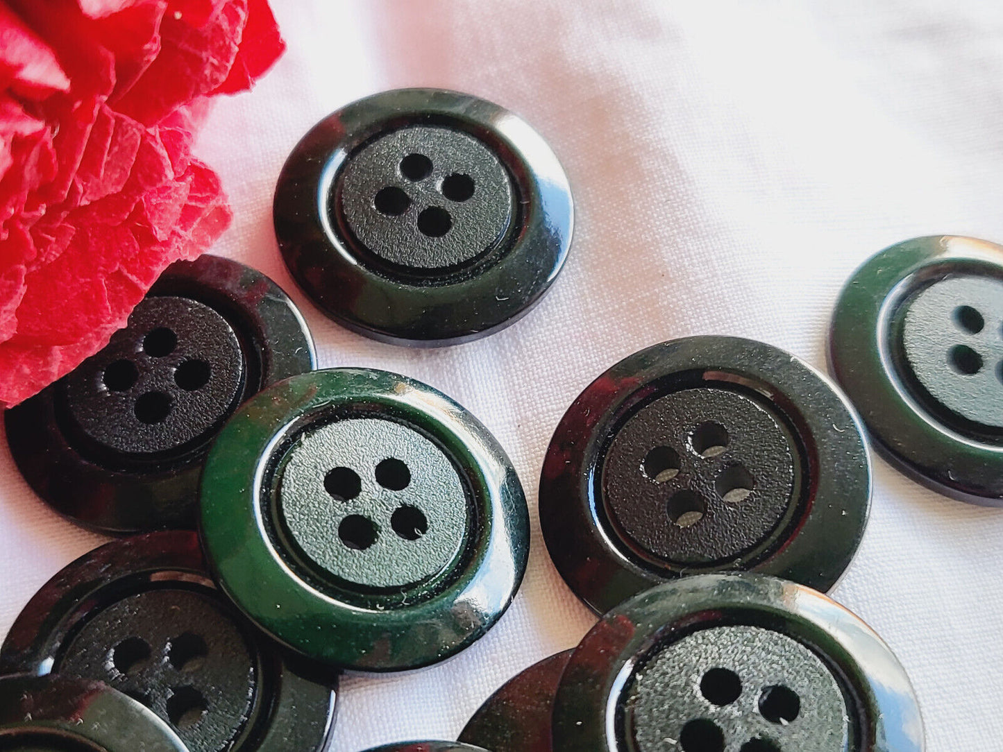 Lot 16 boutons vintage panaché vert trou mm série 1,4 et 2,2 cm ref 6002