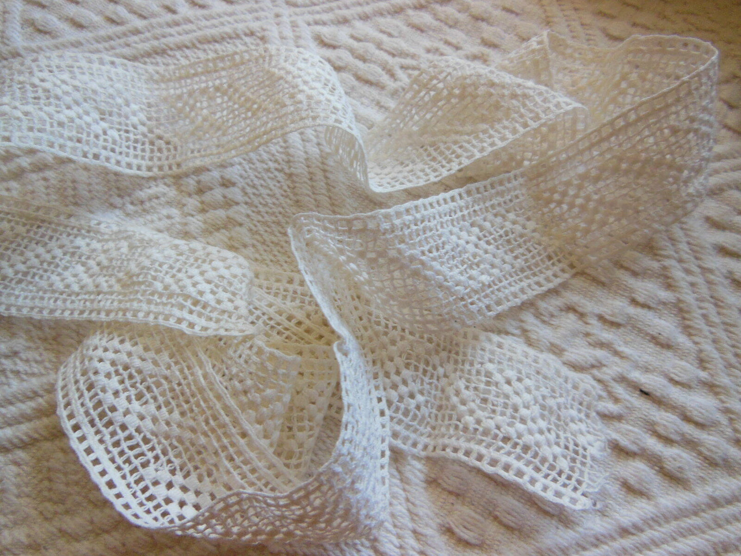 Dentelle ancienne entre deux blanche large 1 mètre 02 sur 3,3 cm T15-50