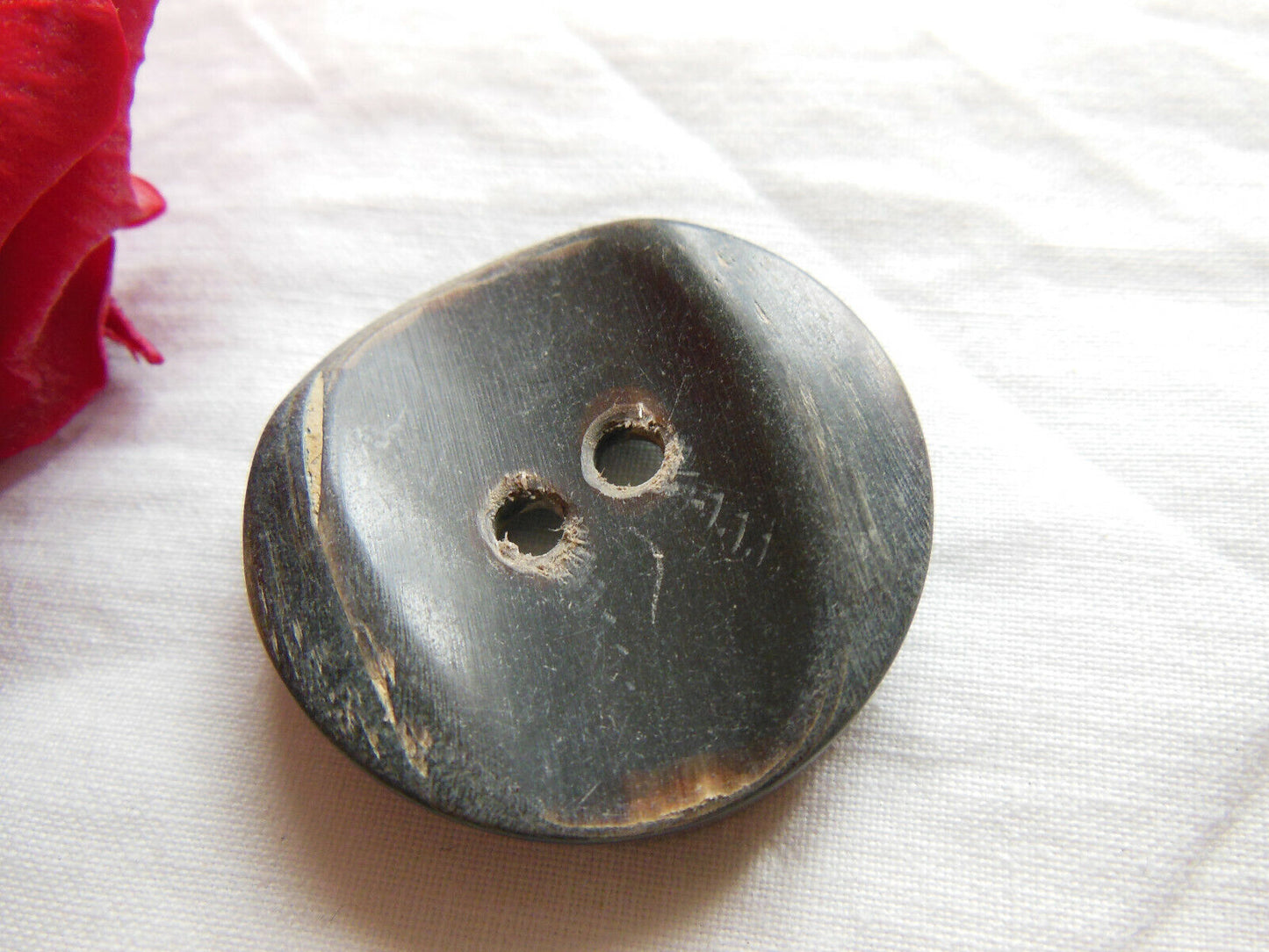 Gros bouton ancien gris noir effet corne diamètre 3,6 cm ref 1359