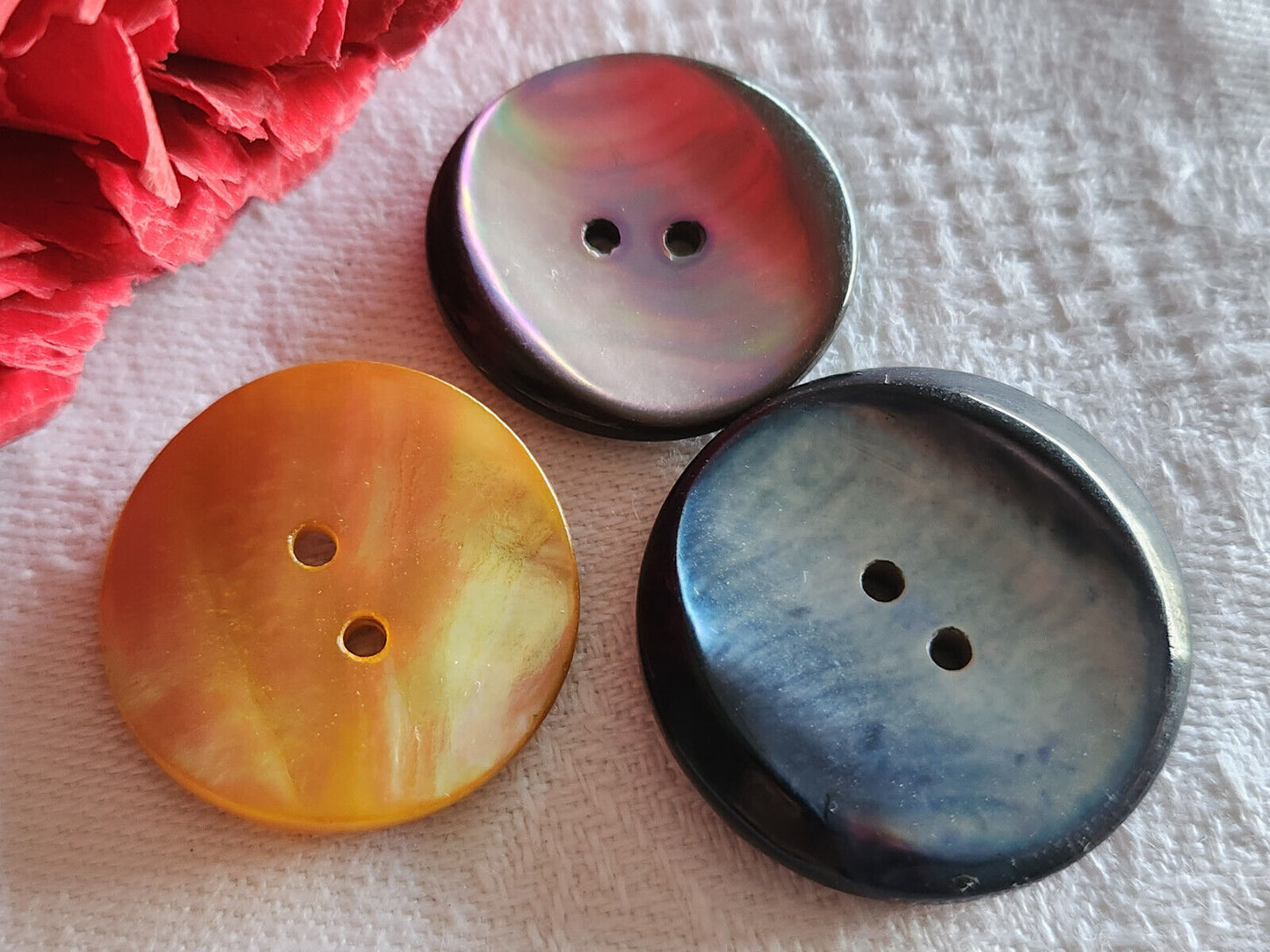 Trio gros boutons anciens en nacre à trou diamètre 2,2 et 2,5 cm G10K
