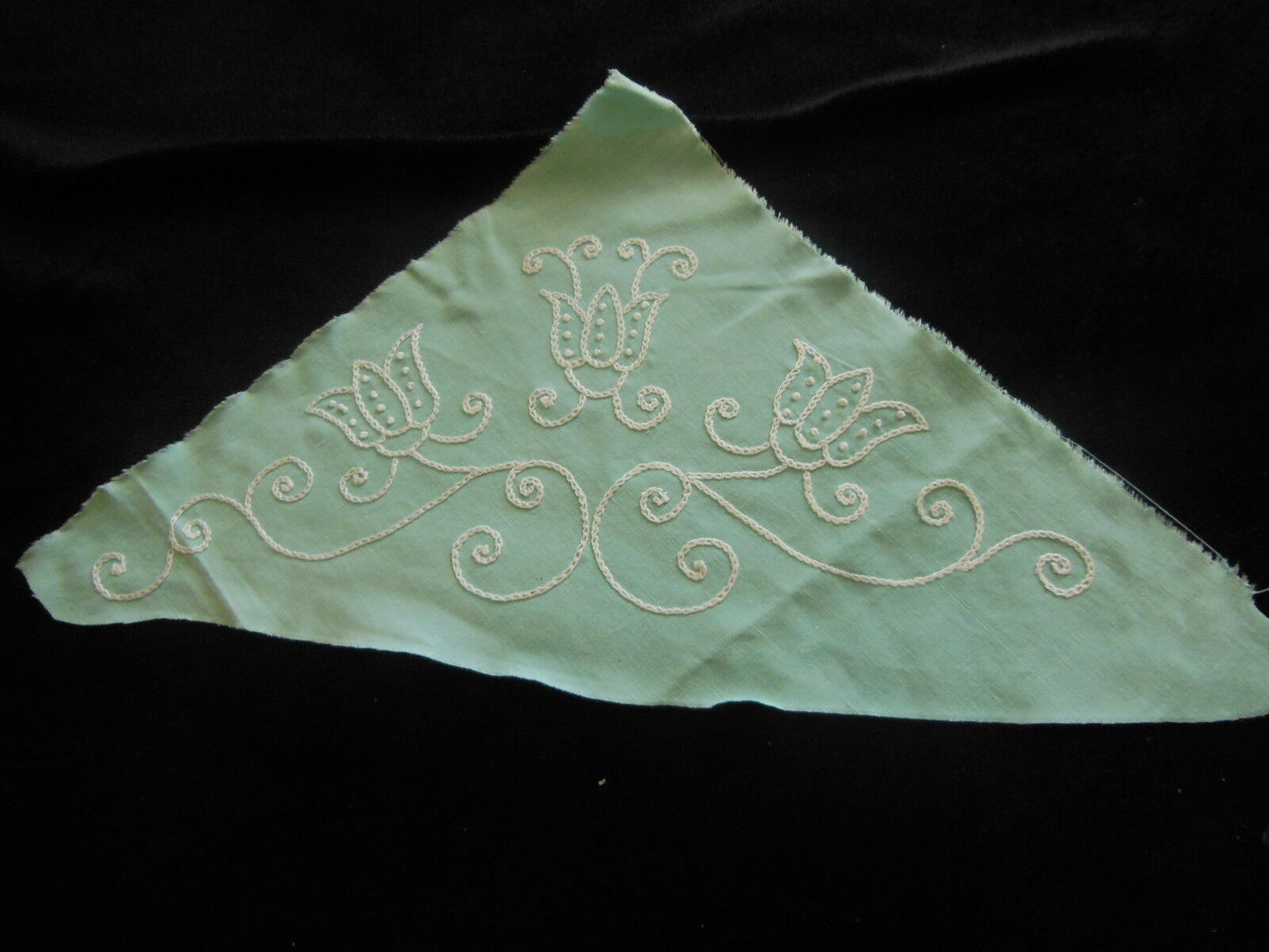 Longue broderie ancienne main vintage fond vert recup incrustation B7
