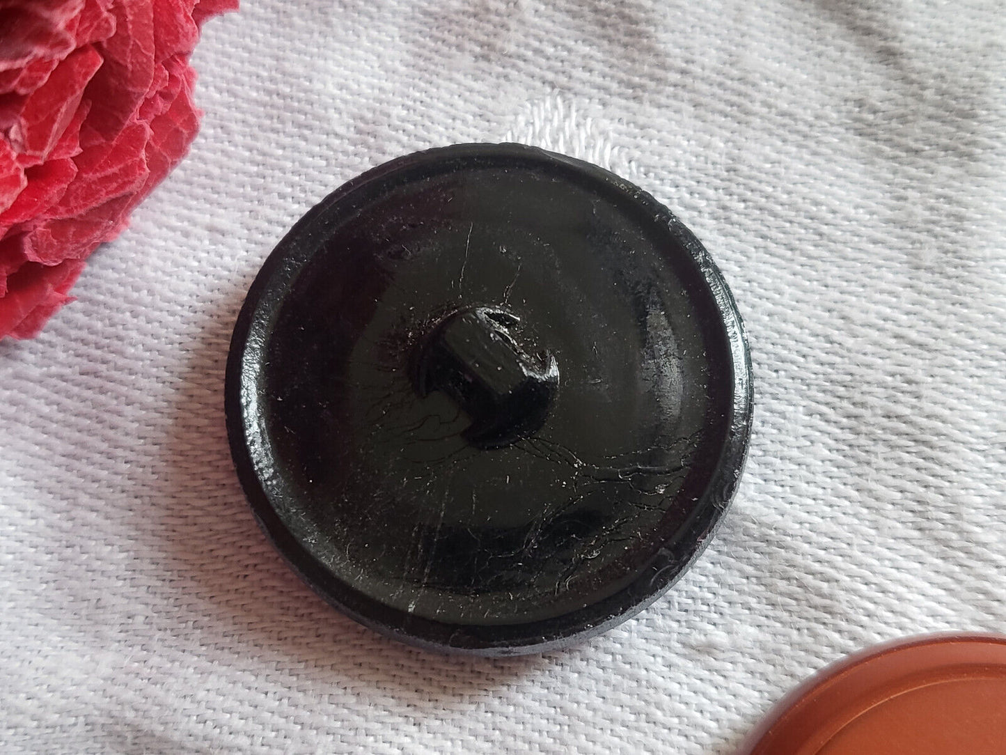 Bouton ancien en verre bleu foncé métallisé 2,6 cm gros pied G9C