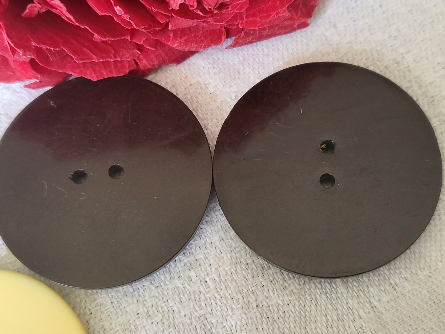Duo gros boutons anciens mùarron pourtour creusé diamètre 3,5 cm ref 1443