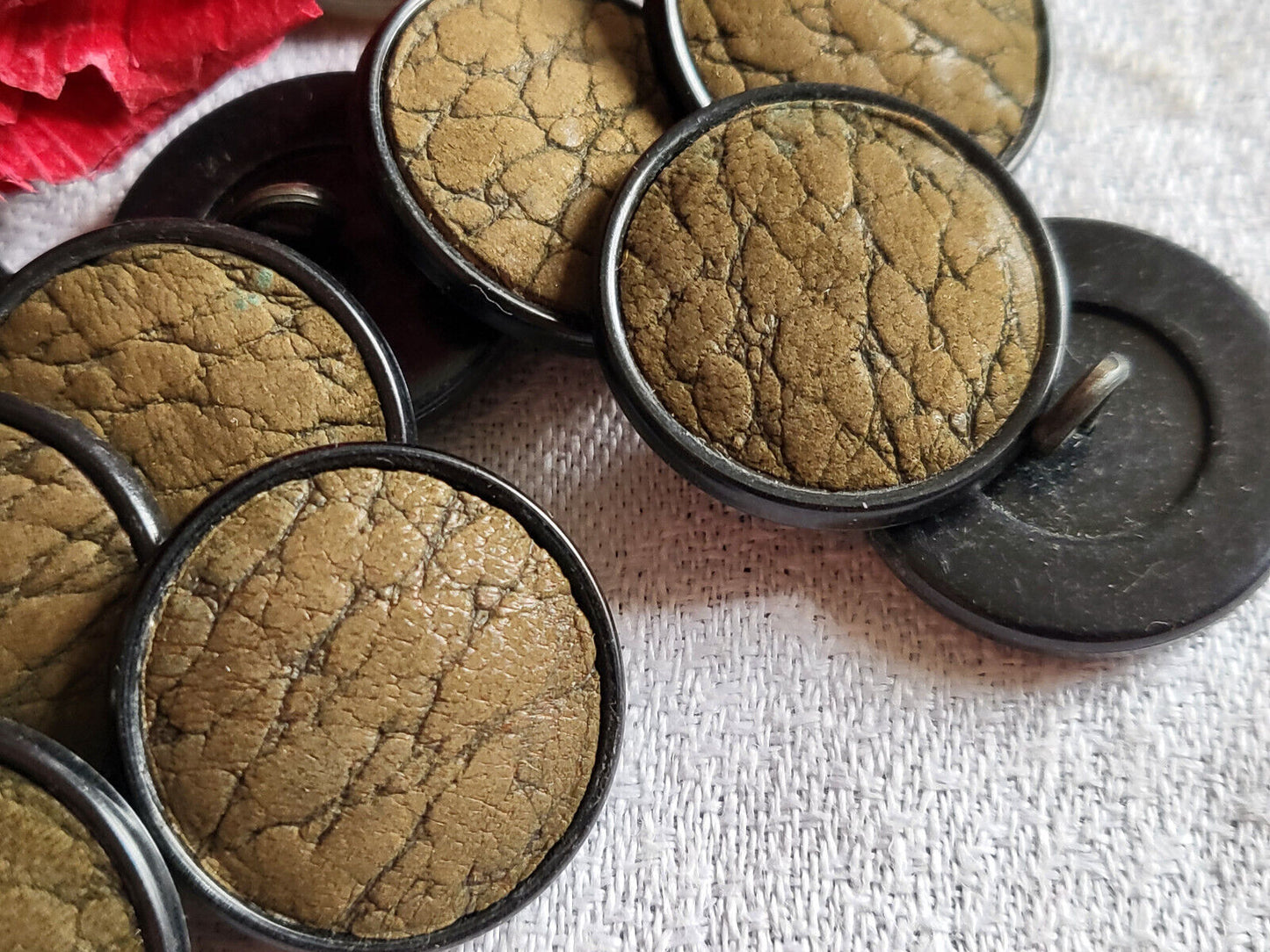Lot 6 boutons ancien cœur cuir marbré vert kaki foncé 2,3 cm ref 5644