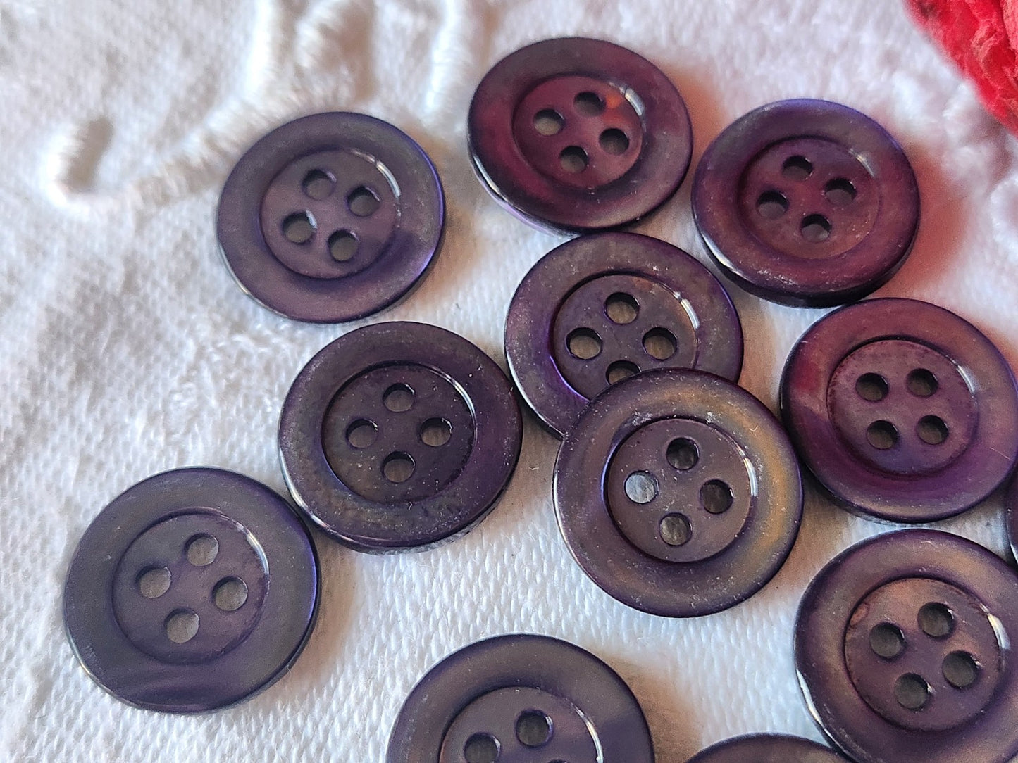 Lot 12 boutons anciens en nacre violet 1,5 cm ref 5560