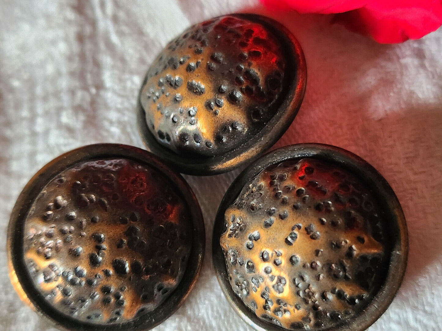Trio boutons vintage en métal bombé cuivré gros 2,4 cm ref 563