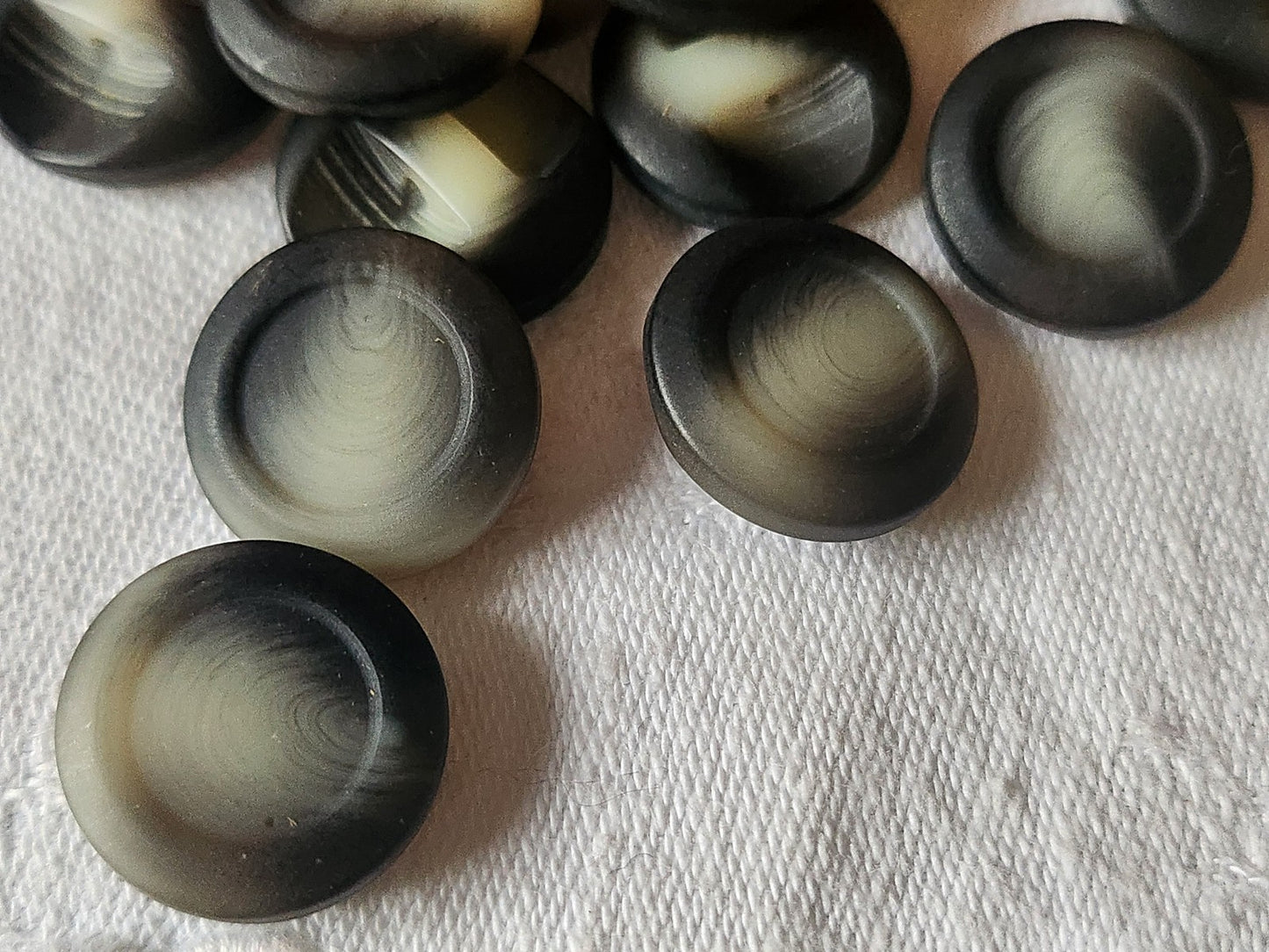 Lot 18 boutons vintage à pied noir gris camaieu mat 1,7 cm ref 297