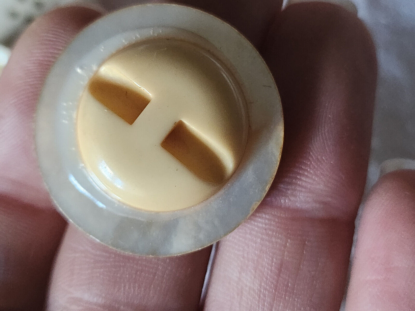 Gros bouton ancien en nacre épais joli blanc laiteux à pied 3 cm G16C
