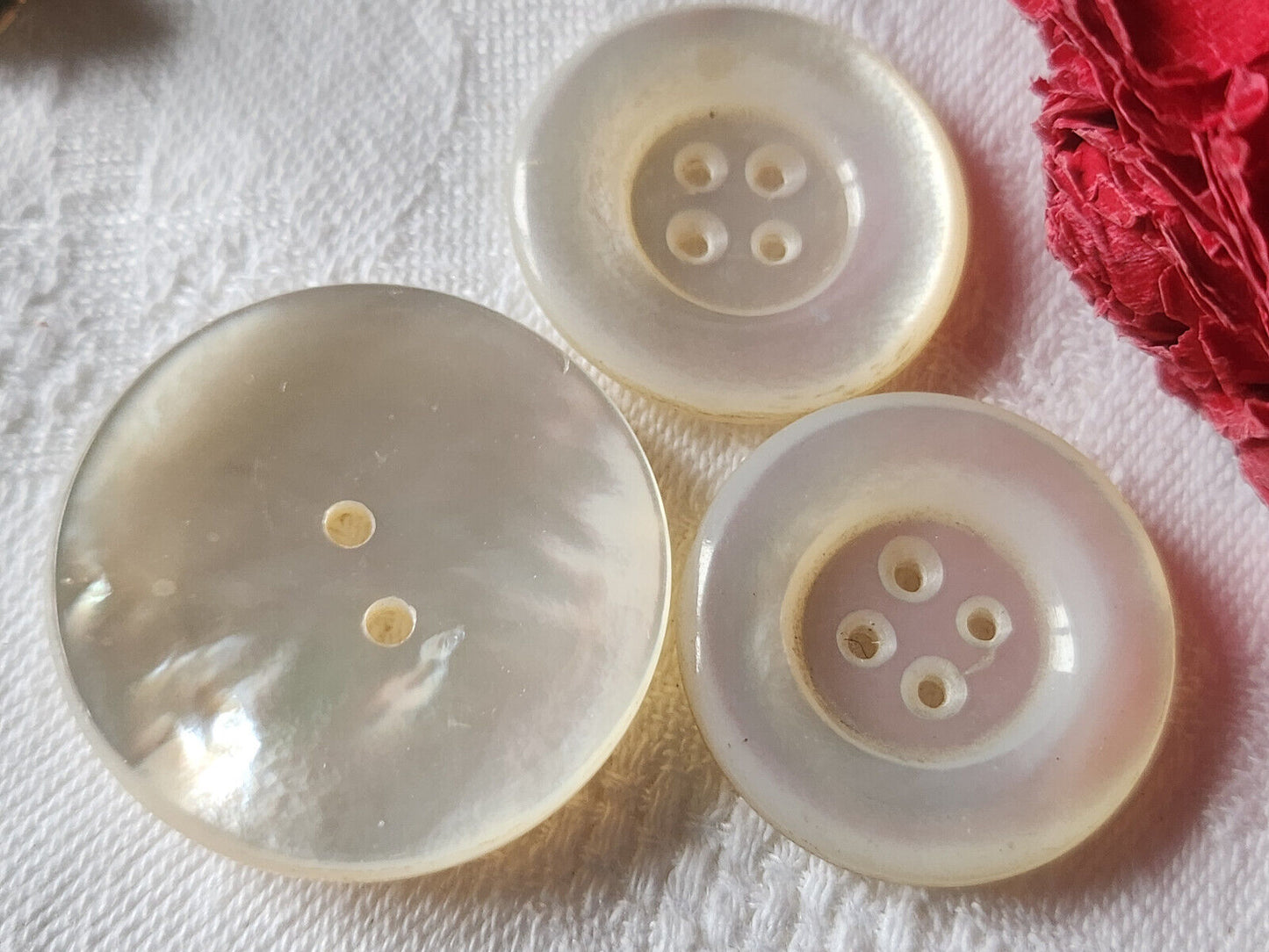 Trio gros boutons anciens en nacre laiteux 2,7 et 3,3 cm D10S