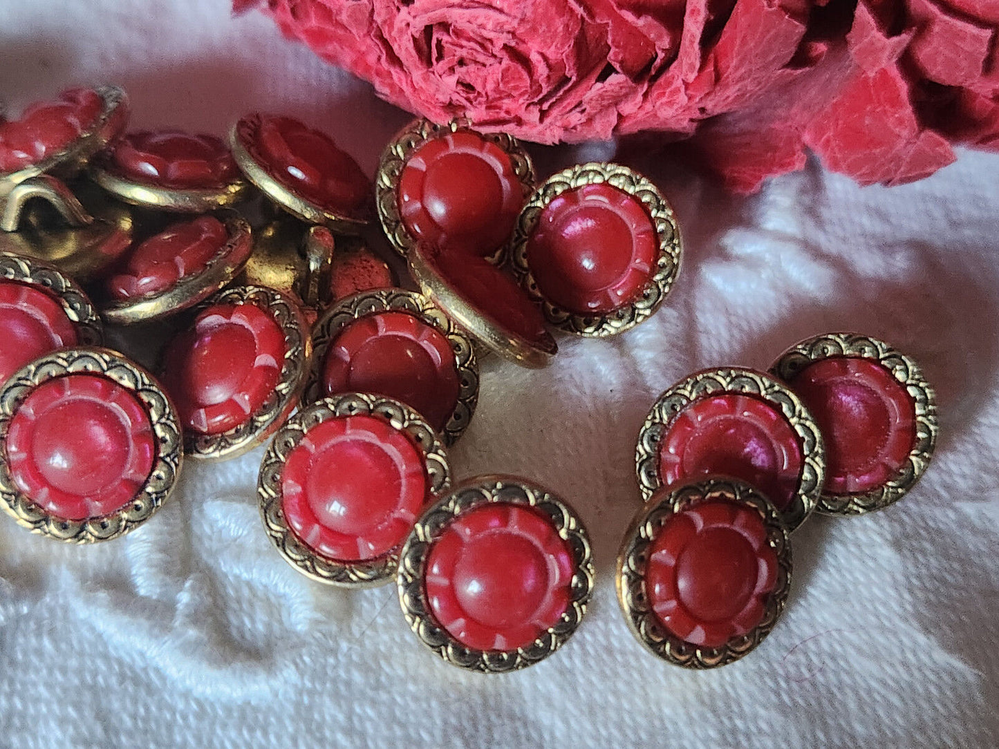 Lot 6 mini boutons vintage en métal coeur rouge doré pied 1,1 cm ref 2737