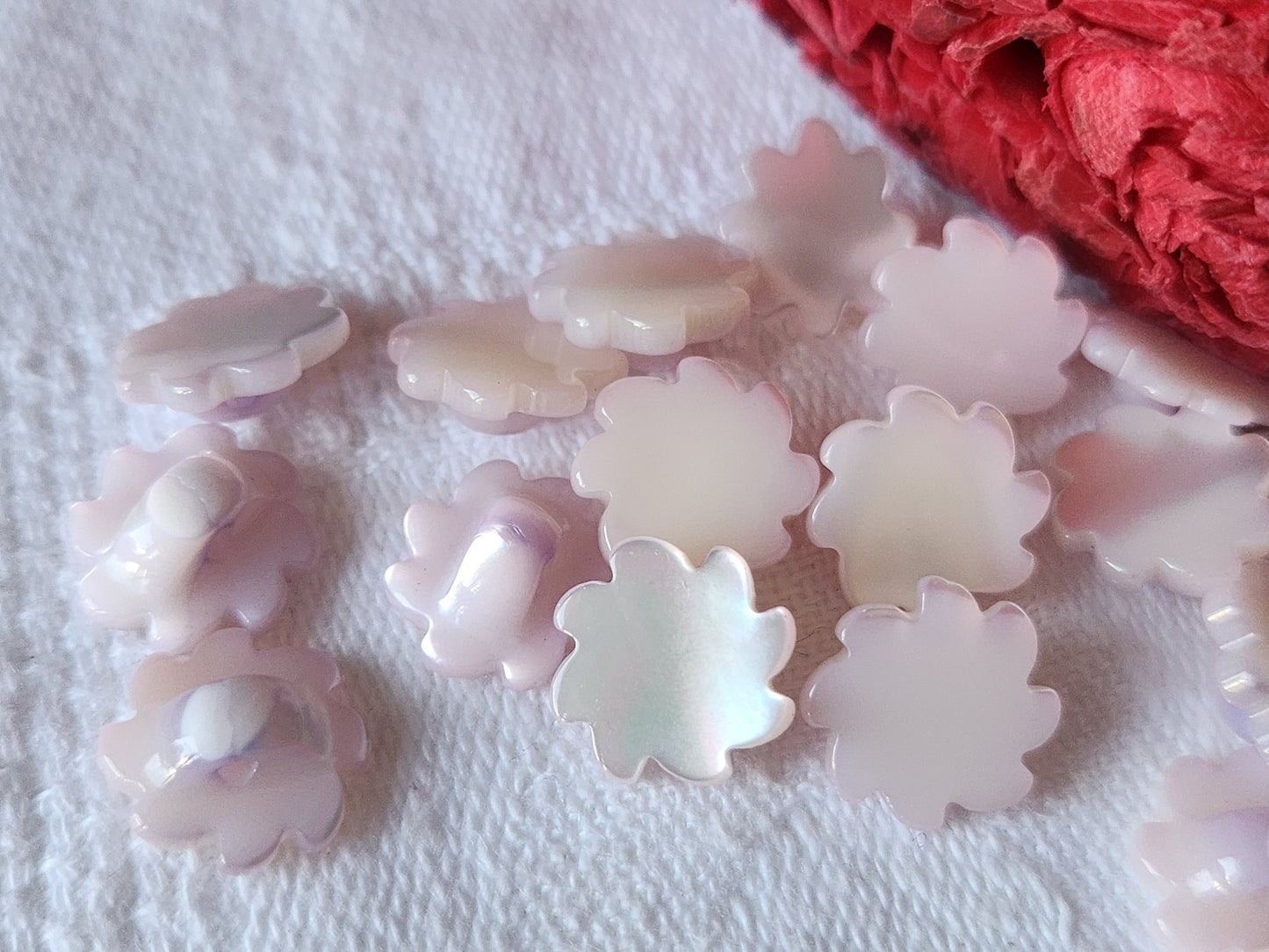 Lot 5 boutons anciens en nacre travaillé rose/violet 1 cm pied ref 5483