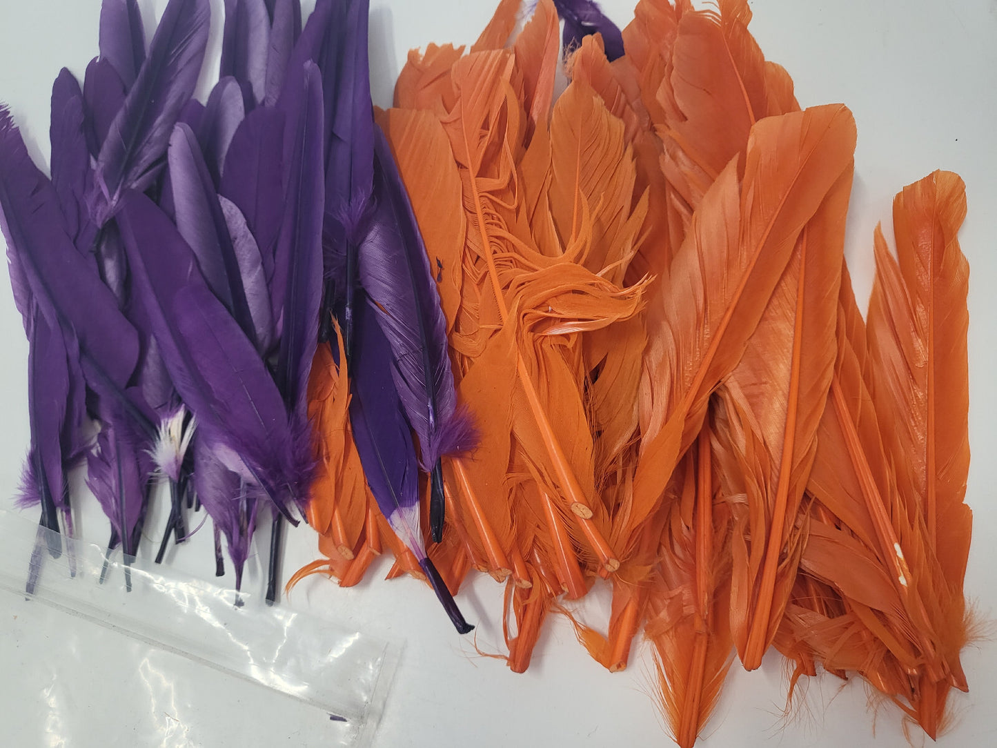 Lot d environ 80 plumes vintage violet orange chapeau modiste N°17 B6