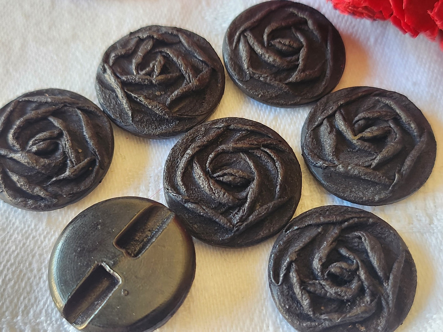 Lot 7 boutons vintage violet/noir travaillé 2,2 pied ref 5140