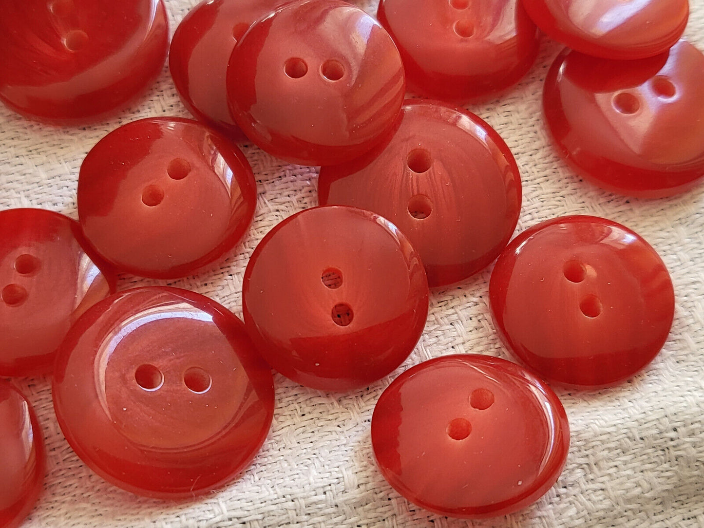 Lot 16 boutons rouge veiné camaïeu vintage panaché 1,5 et 1,7 cm ref 2610