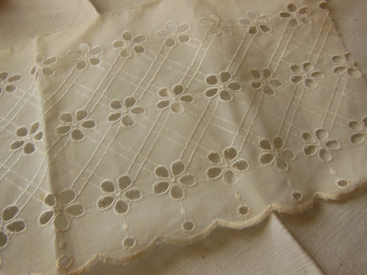 Dentelle ancienne vintage large jupon mécanique 72 cm sur 14 cm T1-38