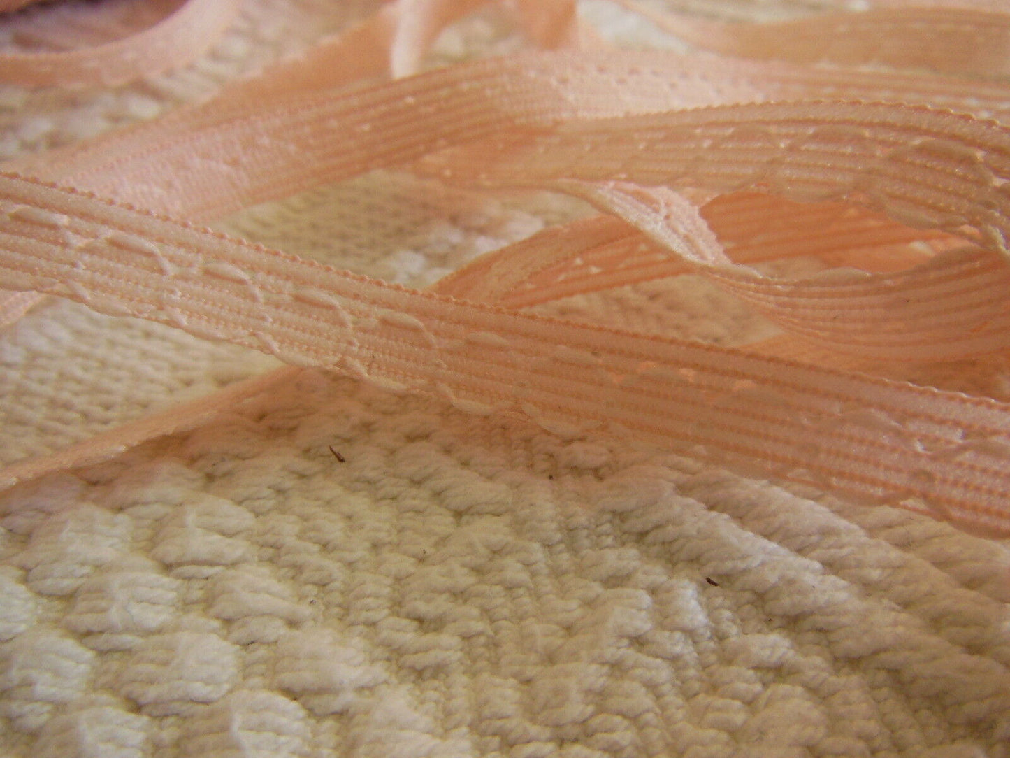 Dentelle vintage rose travaillée bordure 10 métres A4