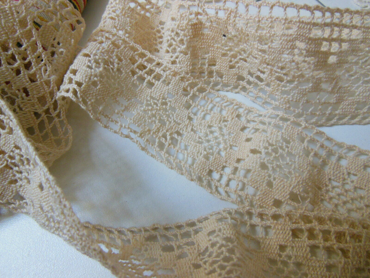 Dentelle large ancienne beige main 2 mètres 50 sur 4 cm T3-33