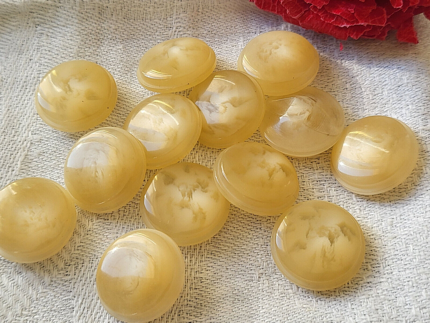 Lot 12 jolis boutons vintage beige veiné à pied diamètre 1,7 cm ref 3029