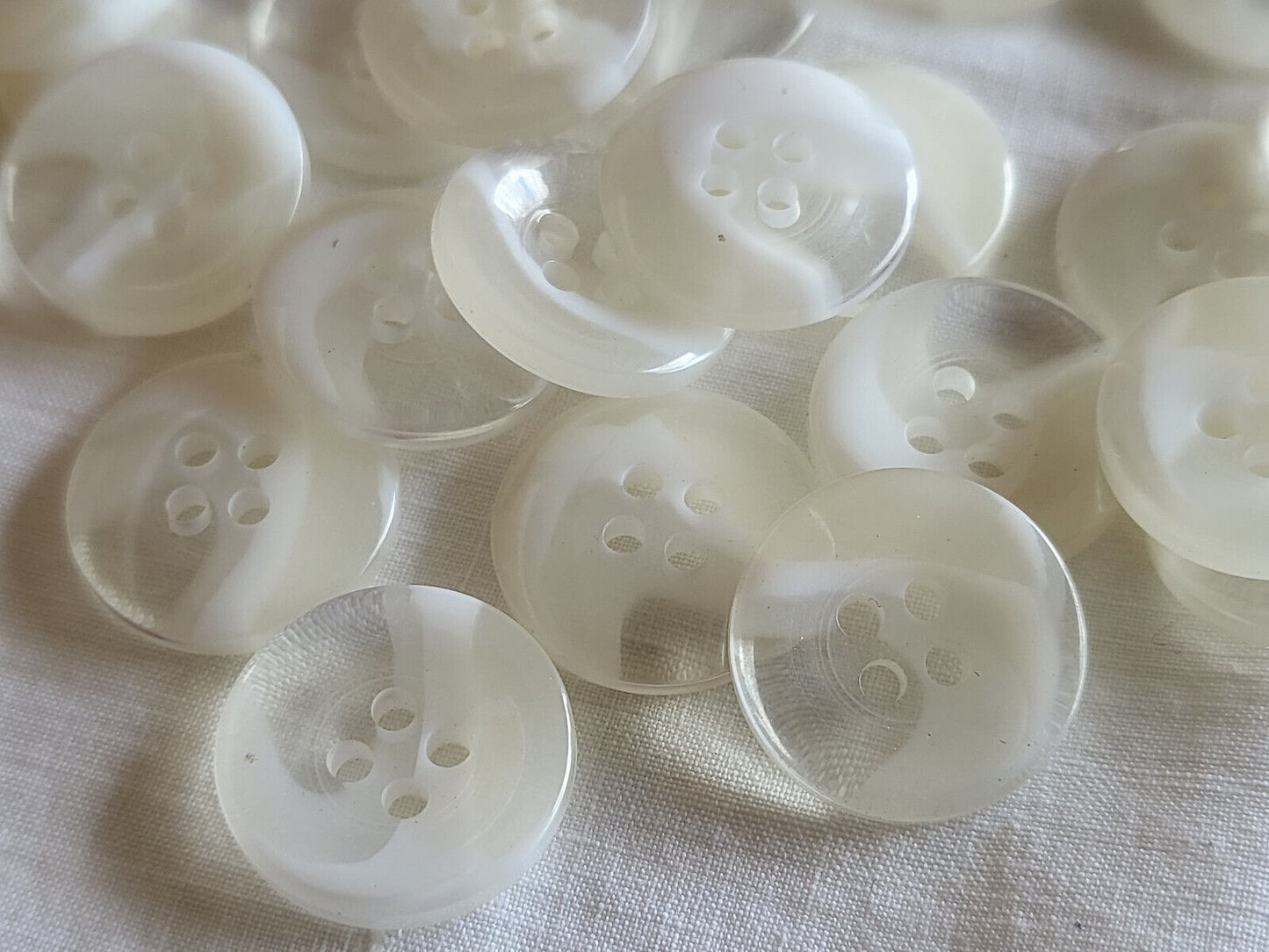Lot 22 boutons vintage blanc veiné transparent à trou petits 1,4 cm ref 5988