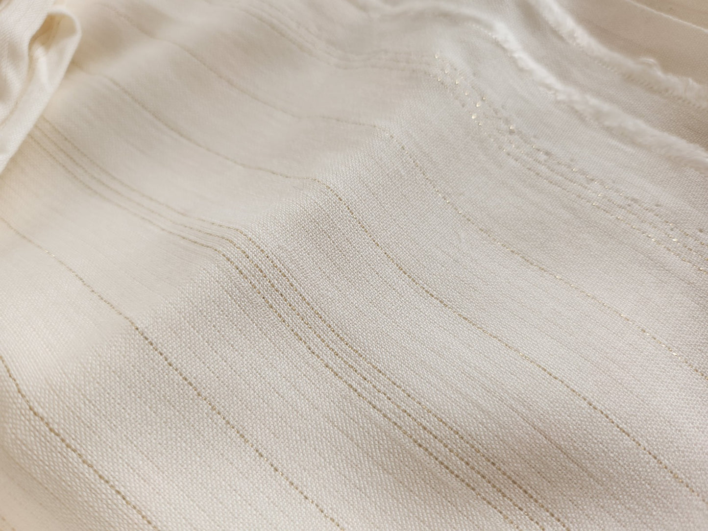 Grand coupon de tissu blanc fil doré mou 1 m51 sur 3 mètres B8